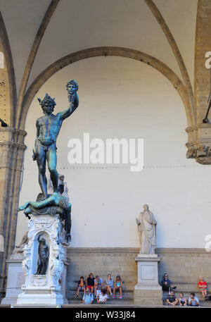 Firenze, Italia - 27 agosto 2018: Perseo con la testa di Medusa statua, Loggia dei Lanzi vicino al Palazzo Vecchio edificio palace, Firenze, Italia Foto Stock