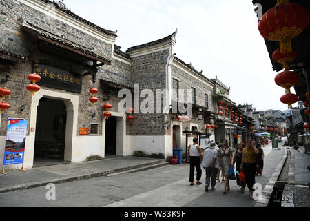 (190712) -- GUIYANG, luglio 12, 2019 (Xinhua) -- la gente passa dalla riunione Liping Museo Liping nella contea di Qiandongnan Miao e Dong prefettura autonoma, a sud-ovest della Cina di Guizhou, 2 luglio 2019. Il Liping incontro è avvenuto nella contea di Liping del sud-ovest della Cina di Guizhou a Dic. 18, 1934. Era il primo incontro dall'ufficio politico del Partito Comunista della Cina (CPC) Comitato centrale durante il lungo periodo di marzo, a seguito di una pesante perdita in battaglia lungo il fiume Xiangjiang nell odierna di Guangxi Zhuang Regione autonoma. "Dopo un acceso dibattito, l'ufficio politico adottato Mao Zedong's Foto Stock