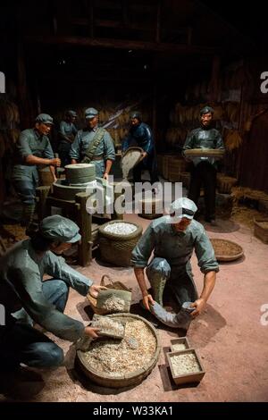 (190712) -- GUIYANG, luglio 12, 2019 (Xinhua) -- statue raffiguranti gli abitanti di un villaggio e Armata Rossa i soldati di grani di elaborazione sono illustrati nella riunione Liping Museo Liping nella contea di Qiandongnan Miao e Dong prefettura autonoma, a sud-ovest della Cina di Guizhou, 2 luglio 2019. Il Liping incontro è avvenuto nella contea di Liping del sud-ovest della Cina di Guizhou a Dic. 18, 1934. Era il primo incontro dall'ufficio politico del Partito Comunista della Cina (CPC) Comitato centrale durante il lungo periodo di marzo, a seguito di una pesante perdita in battaglia lungo il fiume Xiangjiang nell odierna autonoma di Guangxi Zhuang Foto Stock