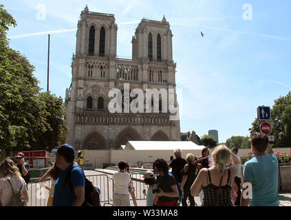 Il 10 luglio 2019, Francia, Parigi: la cattedrale di Notre Dame. Tre mesi fa un devastante incendio ha distrutto parzialmente la cattedrale il 15.04.2019. Foto: Julia Naue/dpa Foto Stock