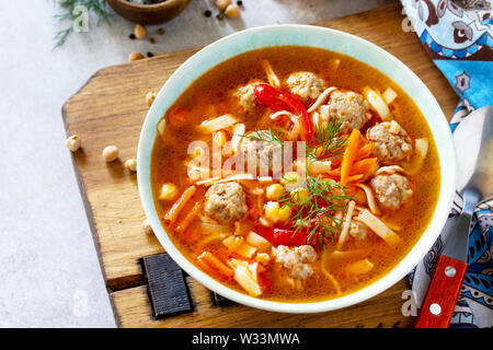 In casa la zuppa calda con pasta, Turchia polpette e Piselli Ceci. Cucina orientale. Il concetto di mangiare sano. Foto Stock