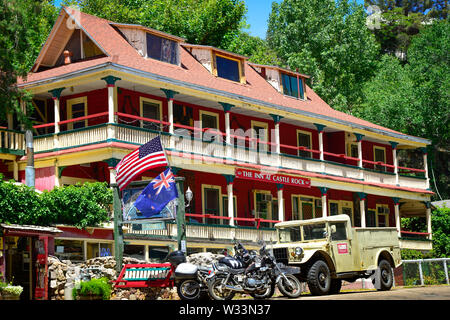 La Locanda al Castello di roccia sulla lapide canyon Road è un eclettico, colorato vintage hotel costruito come una casa di imbarco in 1895, a Bisbee, AZ, Stati Uniti d'America Foto Stock