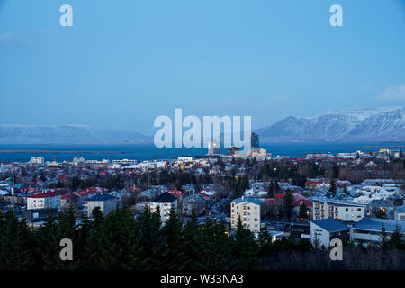 120° ampio angolo crepuscolo crepuscolo panorama di Oriente Reykjavik in inverno con cime montagna in background dalla parte superiore della torre perlan Pic (3/7) Foto Stock