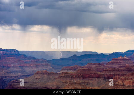 Lightning strikes from a storm moving across the Grand Canyon as viewed from Navajo Point, Grand Canyon National Park, Arizona, USA Foto Stock