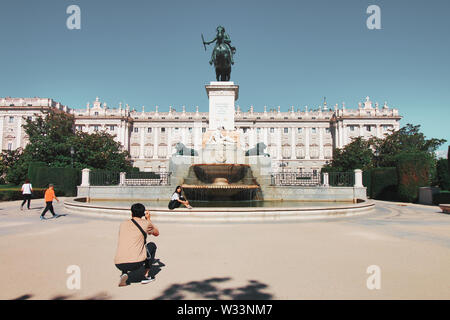 Madrid, Spagna - 21 Giugno 2019: un paio di turisti asiatici di scattare le foto di fronte al Palazzo Reale di Madrid Foto Stock