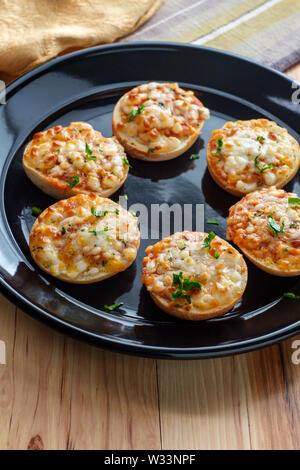 American finger food antipasti mini tre formaggi pizza bagel Foto Stock