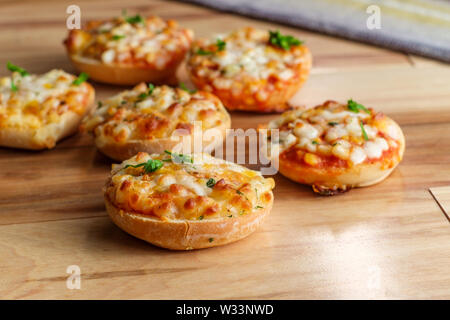 American finger food antipasti mini tre formaggi pizza bagel Foto Stock