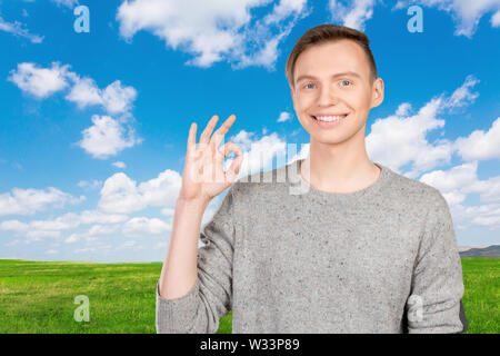Giovane uomo facendo un gesto corretto Foto Stock