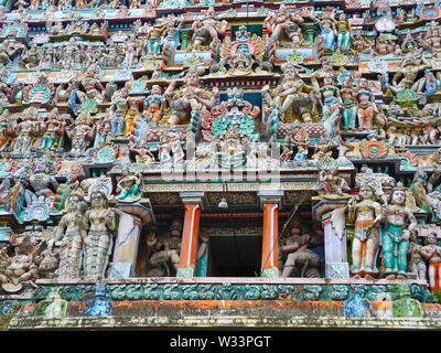 Torre di tempio indù con sculture, India, nello stato del Tamil Nadu Foto Stock