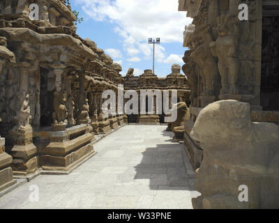 Il cortile interno dell'antico tempio di Kailasanath, India, nello Stato del Tamil Nadu, la città di Kanchipuram Foto Stock