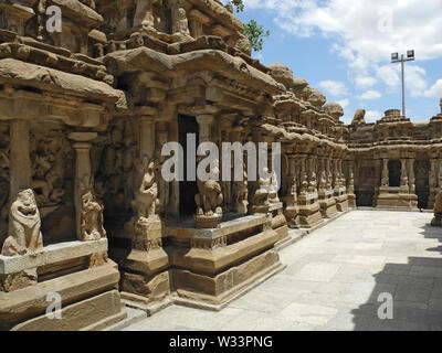 Cortile del tempio antico di Kailasanath, India, nello Stato del Tamil Nadu, la città di Kanchipuram Foto Stock