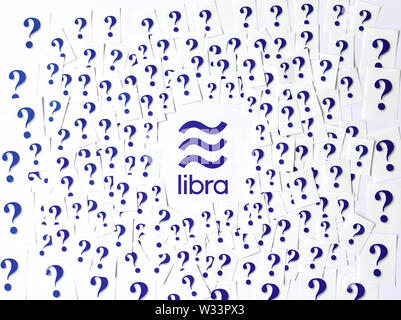 Facebook Libra logo stampato con elevato numero di carta ritagliata interrogativi intorno a. Foto concettuale: Libra solleva interrogativi e preoccupazioni intorno a. Foto Stock