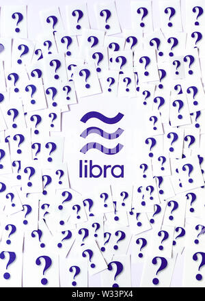 Facebook Libra logo stampato con elevato numero di carta ritagliata interrogativi intorno a. Foto concettuale: Libra solleva interrogativi e preoccupazioni intorno a. Foto Stock