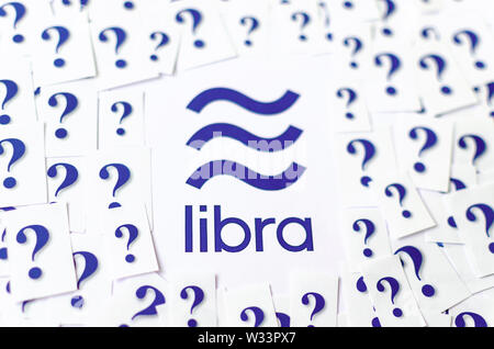 Facebook Libra logo stampato con elevato numero di carta ritagliata interrogativi intorno a. Foto concettuale: Libra solleva interrogativi e preoccupazioni intorno a. Foto Stock