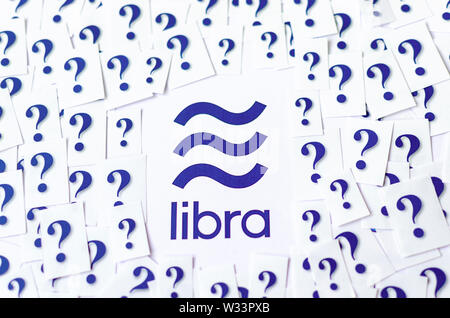 Facebook Libra logo stampato con elevato numero di carta ritagliata interrogativi intorno a. Foto concettuale: Libra solleva interrogativi e preoccupazioni intorno a. Foto Stock