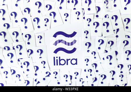 Facebook Libra logo stampato con elevato numero di carta ritagliata interrogativi intorno a. Foto concettuale: Libra solleva interrogativi e preoccupazioni intorno a. Foto Stock