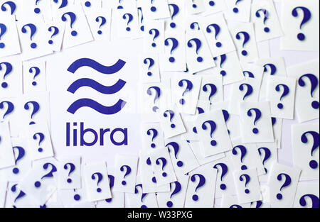 Facebook Libra logo stampato con elevato numero di carta ritagliata interrogativi intorno a. Foto concettuale: Libra solleva interrogativi e preoccupazioni intorno a. Foto Stock