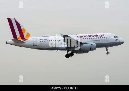 D-AGWL, luglio 11, 2019, Airbus Airbus A319-132-3534 l'atterraggio all'aeroporto di Parigi Charles de Gaulle alla fine del volo Eurowings EW9406 da Dusseldorf Foto Stock