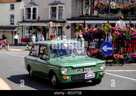 Il 2019 Sfilata di Carnevale in Thornbury South Gloucestershire REGNO UNITO UN 1965 Hillman Imp de Luxe Foto Stock