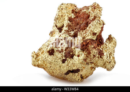 Nativo di 1,05 grammo pepita d'oro dal quartiere Kenieba, Mali, Africa isolati su sfondo bianco Foto Stock