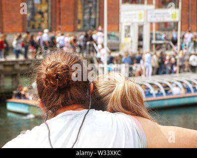 COPENHAGEN, Danimarca - 16 giugno 2019 Coppia giovane al porto di Nyhavn, famoso porto di Copenaghen costruita nel XVII secolo dal quartiere degli intrattenimenti e di Foto Stock