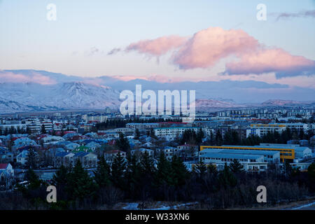 Ampio angolo di 120° panorama al tramonto a est della città di Reykjavik in inverno con cime mountain view in background dalla parte superiore della torre perlan Pic (6/7) Foto Stock