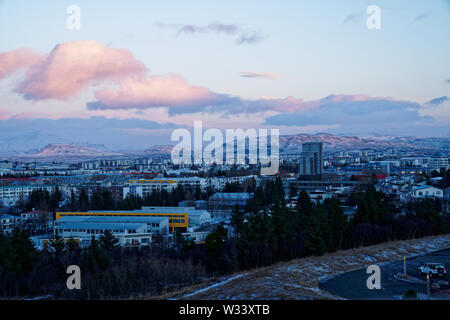 Ampio angolo di 120° panorama al tramonto a est della città di Reykjavik in inverno con cime mountain view in background dalla parte superiore della torre perlan Pic (7/7) Foto Stock