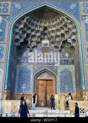 Isfahan, Iran. 22 apr, 2017. 22.04.2017, Iran Isfahan: il portale di ingresso del Sceicco Lotfollah sulla moschea imam Square (Meidan-e Emam) nella città iraniana di Isfahan, registrati su 22.04.2017. Credito: Thomas Schulze/dpa-Zentralbild/ZB | in tutto il mondo di utilizzo/dpa/Alamy Live News Foto Stock