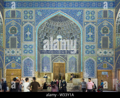 Isfahan, Iran. 26 apr, 2017. 26.04.2017, Iran Isfahan: il portale di ingresso del Sceicco Lotfollah sulla moschea imam Square (Meidan-e Emam) nella città iraniana di Isfahan, registrati su 22.04.2017. Credito: Thomas Schulze/dpa-Zentralbild/ZB | in tutto il mondo di utilizzo/dpa/Alamy Live News Foto Stock