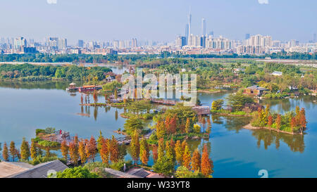 (190712) -- PECHINO, luglio 12, 2019 (Xinhua) -- foto aerea adottate il 9 gennaio, 2017 mostra una vista al Haizhu wetland in Guangzhou, la capitale del sud della Cina di Provincia di Guangdong. Situato nel sud della Cina, Provincia del Guangdong si affaccia sul Mare della Cina del Sud e frontiere e Hunan Jiangxi province a nord. Esso vanta il ben noto Pearl River Delta, che è composta da tre fiumi a monte e un gran numero di isole. Grazie al clima, Guangdong è famosa per un diversificato sistema ecologico e l'ambiente. In questi ultimi anni, confermando il principio di sviluppo di colore verde, Guangdong ha fatto re Foto Stock