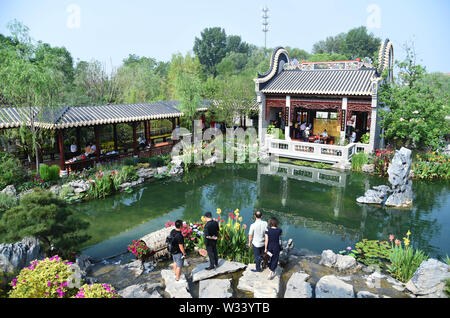 (190712) -- PECHINO, luglio 12, 2019 (Xinhua) -- turisti visitano il 'Giardino di Nanyue' durante il "giorno di Guangdong' evento presso il Beijing International mostra orticola in Pechino, capitale della Cina, 11 luglio, 2019. Situato nel sud della Cina, Provincia del Guangdong si affaccia sul Mare della Cina del Sud e frontiere e Hunan Jiangxi province a nord. Esso vanta il ben noto Pearl River Delta, che è composta da tre fiumi a monte e un gran numero di isole. Grazie al clima, Guangdong è famosa per un diversificato sistema ecologico e l'ambiente. In questi ultimi anni, confermando il principio di gr Foto Stock