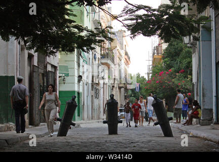 L'Avana, Cuba - Luglio 2, 2019: Antico cannone utilizzato come paracarri nella vecchia città dell Avana, Cuba. Foto Stock