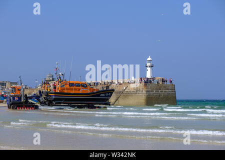 Il RNLI scialuppa di salvataggio il lancio su un esercizio a St Ives in Cornovaglia Foto Stock