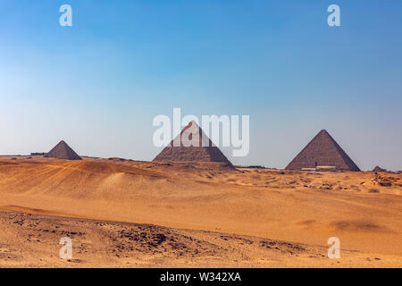 Panorama delle grandi piramidi di Giza in Egitto architettura, vista dal deserto Foto Stock