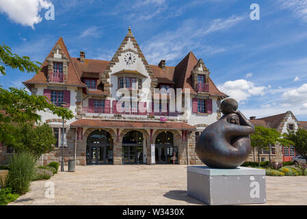 Stazione ferroviaria di Donegal, con in primo piano una scultura monumentale del scultore internazionale Jimenez Deredia, a La Baule Francia Foto Stock