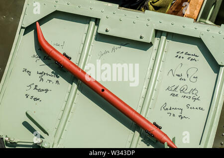 Cockpit porta di entrata della Aero leggende Supermarine Spitfire Seconda Guerra Mondiale aereo da combattimento con autografi, firme dei piloti. Rodney Scrace 72sqn Foto Stock