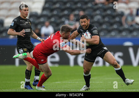 11 luglio 2019 , KCOM Stadium, Hull, Inghilterra; Betfred Super League, rotonda 22, Hull FC vs London Broncos ; Mark Minichiello (12) di scafo FC viene eseguito con la sfera Credito: David ciccioli/news immagini Foto Stock