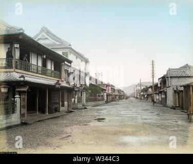 [ 1890 Giappone - Street a Shizuoka ] - Un vuoto street a Shizuoka dopo la pioggia. Xix secolo albume vintage fotografia. Foto Stock