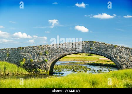 L'unico arco , humpback ponte di Aberffraw, Anglesey, Galles Foto Stock