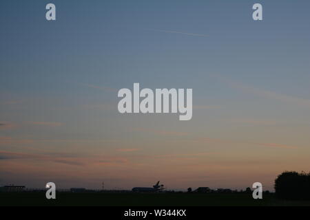 Sottili capannoni di colore nel Cielo di tramonto Foto Stock