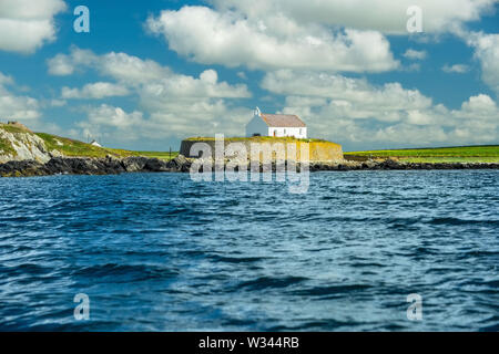 St Cwyfan la Chiesa è un grado II*-elencati chiesa medioevale in Llangadwaladr, Anglesey, Galles, UK. Spesso chiamato "Chiesa in mare" Foto Stock