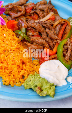 Autentica cucina Messicana fajitas bistecca con riso e refried fagioli pinto Foto Stock