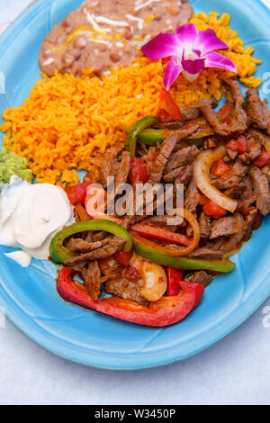 Autentica cucina Messicana fajitas bistecca con riso e refried fagioli pinto Foto Stock