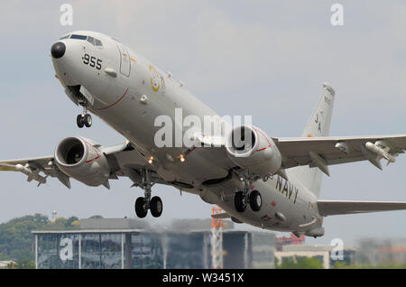 Boeing P-8 Poseidon della US Navy sviluppato per la United States Navy (USN), decollando al Farnborough International Airshow Foto Stock