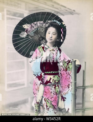 [ 1890 Giappone - donna giapponese con Parasol ] - donna giapponese in kimono con ombrellino di carta. Xix secolo albume vintage fotografia. Foto Stock