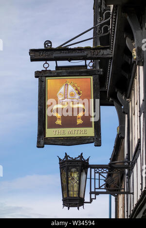 Il Mitre Pub segno, Stourbridge, West Midlands, Regno Unito Foto Stock