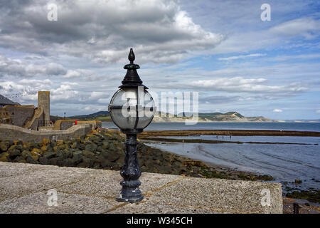 UK,Dorset,Lyme Regis,Gun Cliff Walk & Chiesa spiaggia con vista sulla baia di Lyme verso Golden Cap & Giurassico Litorale Foto Stock