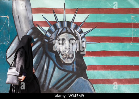 Tehran, Iran. 26 apr, 2018. 26.04.2018, Iran Teheran: un anti-america grafitti basato sulla Statua della Libertà sulla parete esterna della ex ambasciata americana nel centro della capitale iraniana Teheran, presa su 26.04.2018. È stato occupato da studenti iraniani nel 1979 durante la Rivoluzione islamica e 52 Americani sono stati tenuti in ostaggio per 444 giorni. Oggi l'edificio ospita un museo. Credito: Thomas Schulze/dpa-Zentralbild/ZB | in tutto il mondo di utilizzo/dpa/Alamy Live News Foto Stock