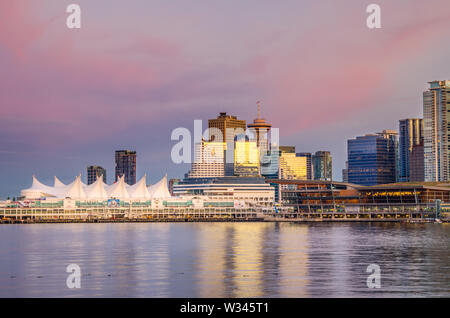 Vista sullo skyline di Vancouver al tramonto Foto Stock