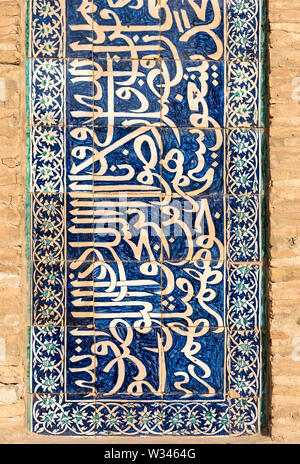 Le piastrelle con la calligrafia islamica a Allakuli Khan Madrasah, Khiva, Uzbekistan Foto Stock